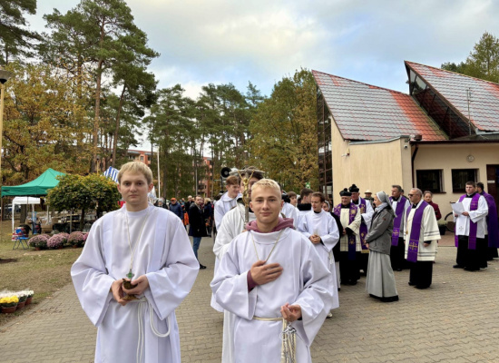 UROCZYSTOŚĆ WSZYSTKICH ŚWIĘTYCH - PROCESJA NA CMENTARZU 